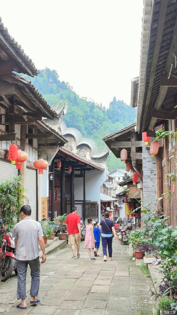 公主不愿给公公祝寿，被驸马打得鼻青脸肿，皇帝知道笑说一句话